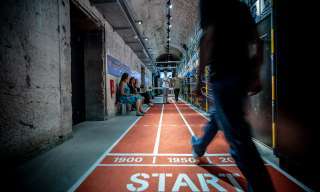 Eine Lebenslaufbahn in der Ausstellung “forever young. Willkommen im langen Leben" zeigt, wie sich die durchschnittliche Lebenserwartung verändert hat.